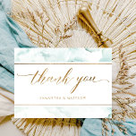 Carte De Remerciements Elégante couleur bleu, turquoise et verte Dusty<br><div class="desc">Elégante Carte de remerciements à l'aquarelle délicate arrière - plan dans un mélange de bleu poussiéreux, turquoise, aqua, et de tons verts doux. "Merci" phrase en or moderne calligraphie manuscrite. Des éléments d'or design. Ajoutez votre message dans le dos ou laissez les sections de texte en arrière vides pour écrire...</div>