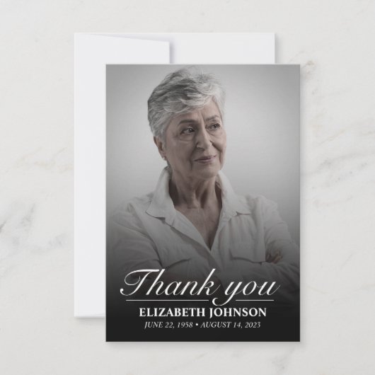 Carte De Remerciements Elégante photo funéraire en noir et blanc (Devant)