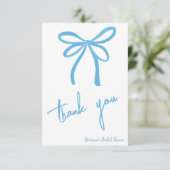 Carte De Remerciements Elle attache le noeud bleu ruban arc (Debout devant)