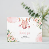 Carte de remerciements en vêtements roses (Debout devant)