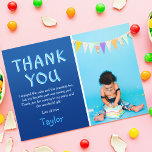 Carte De Remerciements Enfants modernes Photo Anniversaire | Bleu<br><div class="desc">Envoyez une carte de remerciements spéciale supplémentaire à vos invités, les remerciant d'avoir assisté à votre fête et de leur gratitude pour leurs cadeaux. Avec votre photo préférée de votre anniversaire/baptême/baby shower/fête avec un texte ludique qui dit "MERCI" et "j'ai apprécié le gâteau et les cadeaux aussi, mais ma partie...</div>