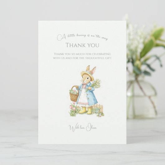 Carte De Remerciements Fête de bébé Peter Rabbit dans le jardin (Debout devant)