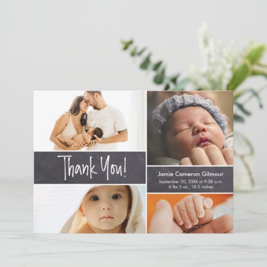 Carte De Remerciements Fête de Naissance Bébé Date de Naissance sur Table (Debout devant)