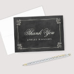 Carte De Remerciements Fête des mariées de Mariage vintage Black Chalkboa<br><div class="desc">Les notes de remerciement personnalisées peuvent être personnalisées avec du texte personnalisé incluant un nom ou un monogramme. Le design présente un look arrière - plan rustique noir en damier texturé avec des fleurs décoratives esquissées et du texte écrit à la main avec un aspect craie blanche. Visitez le magasin...</div>