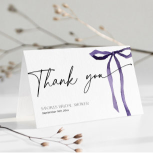 Carte De Remerciements Fête des mariées Elle noue le noeud pourpre bow