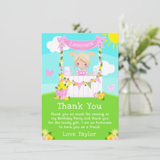 Carte De Remerciements Fille aux cheveux blonds debout près d'un stand de (Debout devant)