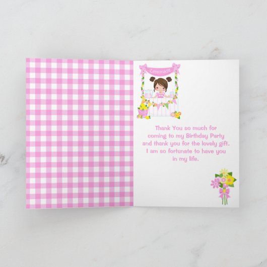 Carte De Remerciements Fille aux cheveux bruns debout près d'un stand de (Intérieur)