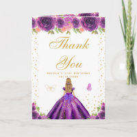 Fille blonde aux fleurs violettes pour anniversair