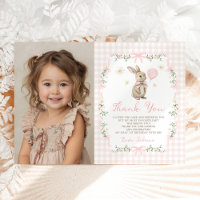 Fille d'anniversaire avec lapin et nœud rose en vi