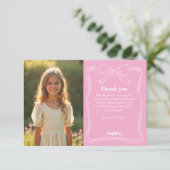 Carte De Remerciements Fille de photo rose d'anniversaire avec un nœud (Debout devant)