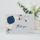 Carte De Remerciements fleurs bleu marine et blanches feuilles grises (Debout devant)