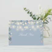 Carte De Remerciements Floral Fleur sauvage Dusty Blue String Éclairage (Debout devant)