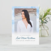 Carte De Remerciements Funérailles commémoratives des nuages bleus modern (Debout devant)