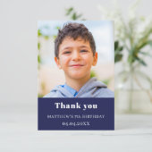 Carte De Remerciements Garçon simple photo bleu marine pour anniversaire (Debout devant)
