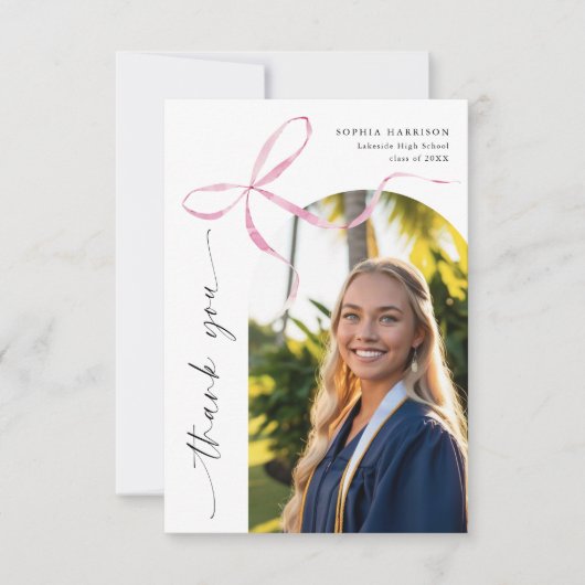Carte De Remerciements Graduation de script vertical en arc rose (Devant)