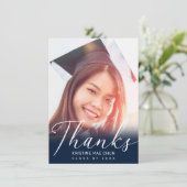 Carte De Remerciements Graduation moderne blanc Script photo bleu (Debout devant)