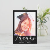 Carte De Remerciements Graduation moderne blanc Script photo noir (Debout devant)