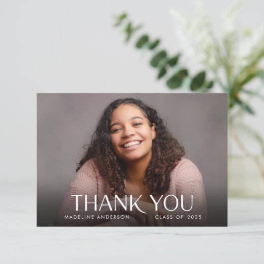 Carte De Remerciements Graduation photo horizontale minimale moderne (Debout devant)