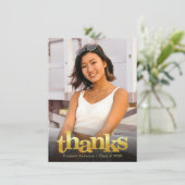 Carte De Remerciements Graduation photo or typographie audacieuse moderne (Debout devant)