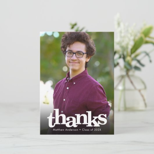 Carte De Remerciements Gras graduation photo moderne simple typographie (Debout devant)