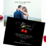 Carte De Remerciements Joli Chic Black Red Cherry Rustic Mariage Photo<br><div class="desc">Express votre gratitude dans le style avec cette carte de remerciement mariage charmante, avec une photo personnalisable et un design rouge, noir et blanc charmant. Le devant met en valeur le mot "Merci" en calligraphie élégante, accentué d'une illustration vintage de cerises rouges entre les lettres d'un arrière - plan noir...</div>