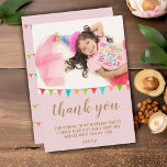 Carte De Remerciements Jote Fun Bunting Drapeau Kid BIrthday Photo<br><div class="desc">Joli carte de remerciements photo d'anniversaire du drapeau à flots pour votre fête d'anniversaire de fille ou garçon. Merci à votre invité d'être venu à la fête d'anniversaire de votre enfant! Le design a coloré drapeaux de fête d'anniversaire en vert, bleu et rouge sur un arrière - plan rose vif...</div>