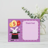 Carte De Remerciements Le lapin en fête d'anniversaire de casquette de (Debout devant)