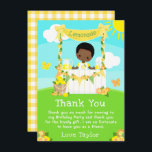 Carte De Remerciements Lemonade Stand Birthday Dark Skin Boy<br><div class="desc">Cette carte de remerciements mignonne et capricieuse présente un fils à cheveux noirs avec peau foncée sur un stand de limonade jaune qui est décoré de fleurs et de bottes. Dans l'arrière - plan est un ciel bleu, soleil et papillons. Le texte combine les polices décoratives et sans serif pour...</div>