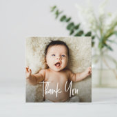 Carte De Remerciements Lettre personnalisée moderne pour Baby shower phot (Debout devant)