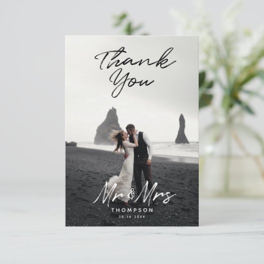 Carte De Remerciements M. Mme Modern Black White Script Mariage Photo (Debout devant)