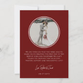 Carte De Remerciements Mariage 2 photos Monogramme moderne rouge foncé (Dos)