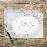 Carte De Remerciements Mariage de fleurs de sauce bleu<br><div class="desc">Ce design carte de remerciements mariage présente un cadre de bronze,  vert sauge clair et fleurs séchées bleues avec un arrière - plan d'aquarelle bleue. Le dos est belle aquarelle bleu laver. Cette carte fait partie de l'ensemble de cartes Blue Dried Boho Flowers créé par Simply Farmhouse Press.</div>