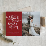 Carte De Remerciements Mariage de photos à main rouge<br><div class="desc">Remerciez votre famille et vos amis d'avoir fait partie de votre mariage avec cette carte à plat rustique,  avec calligraphie moderne et motif floral avec arrière - plan rouge. D'autres couleurs sont disponibles.</div>