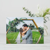 Carte De Remerciements Mariage de script moderne tendance Love and Thanks (Debout devant)