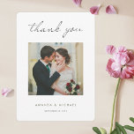 Carte De Remerciements Mariage minimaliste minimaliste noir moderne<br><div class="desc">Ce mariage photo simple et chic, merci modèle de carte à plat, présente un design propre et moderne. Si vous préférez, vous pouvez changer la forme en coins pointus plutôt que arrondis, car les deux semblent bien fonctionner avec ce design ! Nous avons choisi un script moderne et élégant pour...</div>
