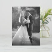 Carte De Remerciements Mariage noir et blanc simple Photo Script moderne (Debout devant)