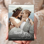 Carte De Remerciements Mariage photo Boho Script moderne<br><div class="desc">Boho moderne Chic Calligraphie Script Mariage Photo Carte de remerciements. Un mariage élégant merci modèle avec une photo verticale complète sur le devant avec le texte "Merci" dans une main tourbillonnant fantaisie lettrage typographie script swash tail police en blanc superposition sur l'image. Carte recto verso avec 2 photos. Personnalisez facilement...</div>
