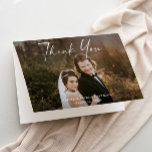 Carte De Remerciements Mariage photo de script moderne<br><div class="desc">Script moderne Calligraphie Photo Mariage caractéristiques main lettré merci,  photo de portrait.Le dos comprend un message de remerciement que vous pouvez personnaliser ou supprimer si vous préférez remettre à droite votre remerciement. Cliquez sur le bouton Modifier pour customiser cette conception.</div>