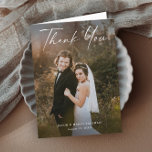 Carte De Remerciements Mariage photo de script moderne<br><div class="desc">Script moderne Calligraphie Photo Mariage caractéristiques main lettré merci,  photo portrait.L'intérieur comprend un message de remerciement que vous pouvez personnaliser ou supprimer si vous préférez écrire votre remerciement à la main. Cliquez sur le bouton Modifier pour customiser cette conception.</div>