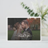 Carte De Remerciements Mariage Photo Élégant Script Lettré À La Main (Debout devant)