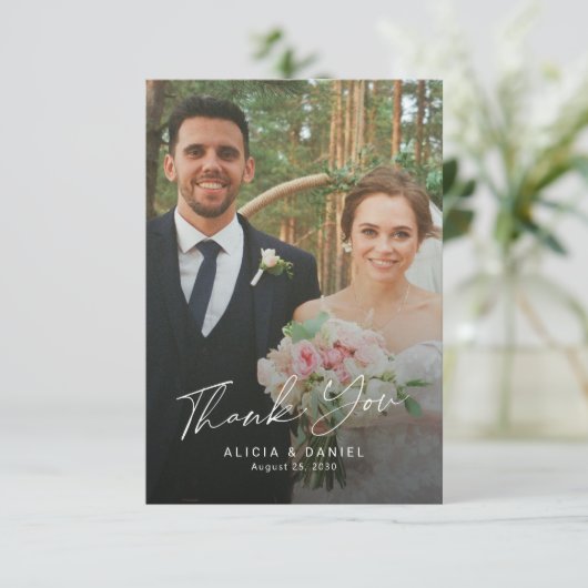 Carte De Remerciements Mariage photo en script moderne simple (Debout devant)