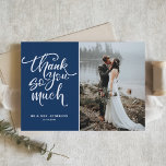 Carte De Remerciements Mariage photo lettre main bleue de la Marine<br><div class="desc">Remerciez votre famille et vos amis d'avoir fait partie de votre mariage grâce à cette carte à plat de remerciement qui présente une calligraphie moderne et un motif floral avec un arrière - plan bleu marine. D'autres couleurs sont disponibles.</div>