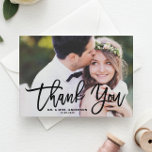 Carte De Remerciements Mariage photo moderne avec lettres main noire<br><div class="desc">Express votre gratitude avec notre carte de remerciements de mariage photo personnalisable, avec élégante calligraphie moderne. Ce design allie harmonieusement le sentiment personnel et le style contemporain, ce qui en fait la meilleure façon de remercier vos invités pour le partage de votre journée spéciale. Montrez vos photos mariages préférées en...</div>