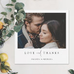 Carte De Remerciements Mariage photo moderne simple et élégant<br><div class="desc">Ce modèle de mariage photo simple et chic présente un design élégant, minimaliste et moderne. Veuillez consulter notre magasin pour une version rectangulaire de ce design dans différentes couleurs de texte, aussi! L'avant présente vos prénoms sous votre photo préférée et un message 'LOVE and THANKS' transmis avec un mélange frappant...</div>
