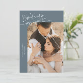 Carte De Remerciements Married and Grateful Wedding Photo Slate Blue (Debout devant)