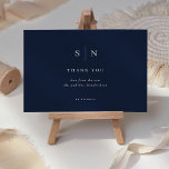 Carte De Remerciements Minimal et chic | Mariage bleu et blanc<br><div class="desc">Ces cartes de remerciement mariage moderne et élégantes sont dotées d'un design de texte simple bleu marine et blanc qui dégage un style minimaliste. Ajoutez vos initiales ou votre monogramme pour les rendre complètement vôtres.</div>