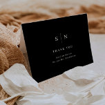 Carte De Remerciements Minimal et chic | Mariage noir<br><div class="desc">Ces cartes de remerciement mariage moderne et élégantes présentent un design de texte simple en noir et blanc qui dégage un style minimaliste. Ajoutez vos initiales ou votre monogramme pour les rendre complètement vôtres.</div>