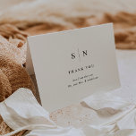 Carte De Remerciements Minimal et chic | Mariage noir et blanc<br><div class="desc">Ces cartes de remerciement mariage moderne et élégantes présentent un design de texte simple en noir et blanc qui dégage un style minimaliste. Ajoutez vos initiales ou votre monogramme pour les rendre complètement vôtres.</div>