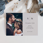 Carte De Remerciements Minimal et chic | Mariage photo gris et noir<br><div class="desc">Ces cartes de remerciement élégantes et modernes en gris clair sont dotées d'un design de texte noir simple qui respire le style minimaliste,  avec deux de vos photos personnelles préférées. Ajoutez vos initiales ou votre monogramme pour les rendre complètement vôtres.</div>