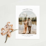 Carte de remerciements minimaliste de mariage phot<br><div class="desc">Carte de remerciements mariage minimaliste et moderne. Le texte et les messages peuvent être modifiés à l'arrière de la carte. Pour une personnalisation plus avancée de cette conception, par exemple la modification de la disposition, de la police ou de la taille du texte, cliquez sur le bouton "PERSONNALISER" ci-dessus. Veuillez...</div>